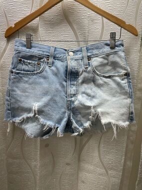 Levi's 501 Denim Shorts Womens 26‎ Light Blue Good Bleach Distressed Cut Off